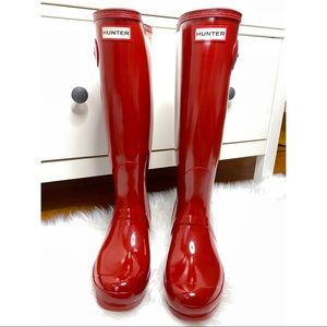 HUNTER WMS TALL GLOSS RAIN BOOTS : MILITARY RED